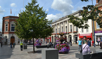 Jubilee Square, to the left the Town Hall to the right Muggleton's